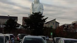 凄く大きいが牛久大仏よりは小さい