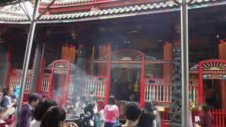 参拝は3本の線香をもらうことから