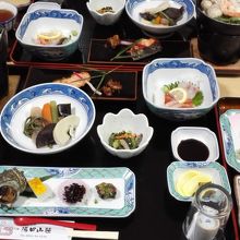 夕食。これにご飯と味噌汁、出雲そばが付きます