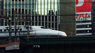 都会を走り抜ける東海道新幹線。