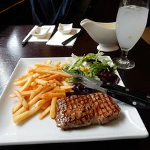 ランチで食べたステーキのプレート（79Dkr.）