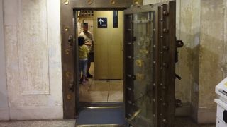実は金庫の中の展示が面白い