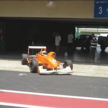 F３カーがピスタに向かう