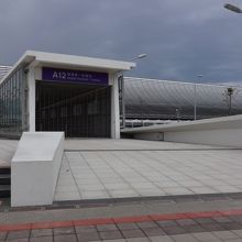 第一ターミナル駅の外（P2駐車場）側からの出入口
