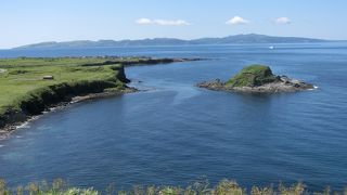 景色のいい海岸とポンモシリ島です
