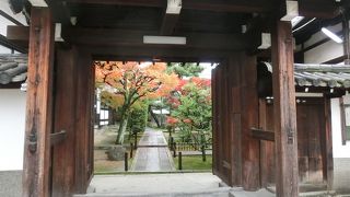 予約がないとは入れず、門からのながめは額縁絵のよう