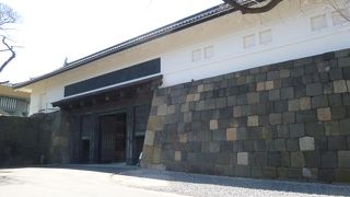 田安徳川家の由来はこの門から・・・