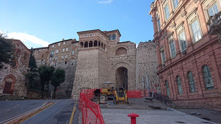 重厚な雰囲気の門