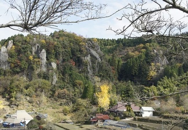 深く長い渓谷と紅葉が続く渓谷に、後藤又兵衛のお墓もある