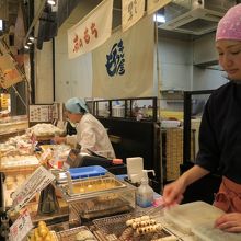 店頭で焼いているみたらし団子も白味噌ベース