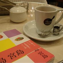 コーヒーの種類を選べます。アイスコーヒーのカップも素敵。