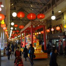 アーケードの下にランタンの飾り