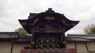 あでやかな門は必見です。