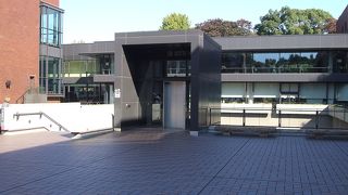 企画、公募展などだけで、常設展示はありません。