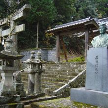 笠松神社と親施公像