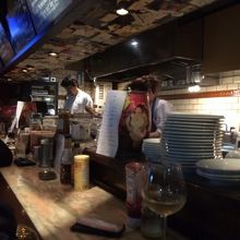 カウンターがメインのお店です