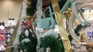 かわいい自転車でできたクリスマスツリー