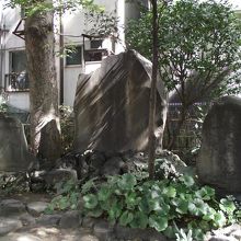 石碑正面 (中央が辞世の碑)