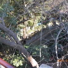 崖。よく見えない。