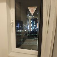 窓の外には夜の新橋