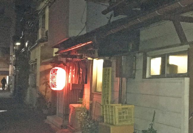 根津のやまは、地元の常連のお客さんが、カラオケを楽しみながら、夜更かしをしているお店