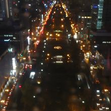 大通り方面（西方向）の夜景