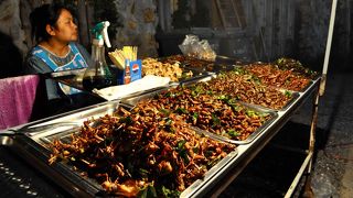 金曜の夜は地元の屋台マーケットで