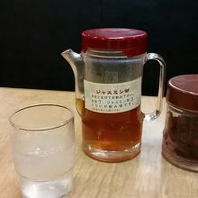 普通のお水がジャスミンティーに変身します。