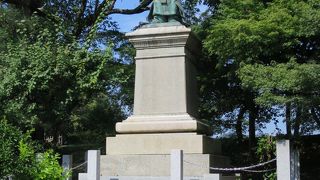 玄宮園入口近くの駐車場脇