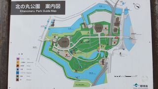 旧江戸城の武道館と科学技術館のある公園部分