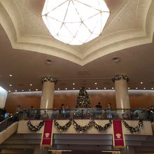 2階にはクリスマスツリーが飾られていました