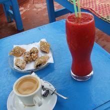 いちごジュ−スとコーヒーとチュニジアのお菓子