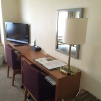 デスク。椅子が二つあるのは珍しい気がします。