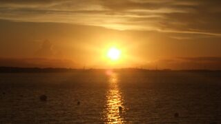 神々しい夕日に魅せられる名勝二見浦