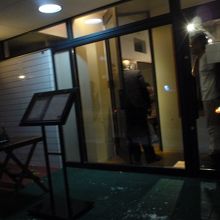 ガラス面が大きく，中が見えます．