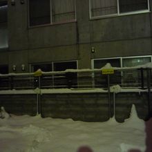 お店の横から入る月極駐車場の店裏に当たる所に３台分あります．