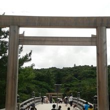 宇治橋の前の堂々たる鳥居