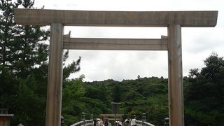 伊勢内宮の聖域へ通じる厳かなる橋