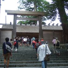 伊勢神宮内宮と参拝に向かう人々