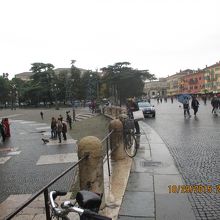 左にアレーナ（円形劇場）入口があります