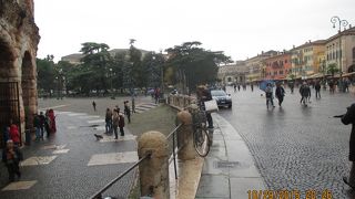 アレーナ（円形劇場）の西側に広がる広場です