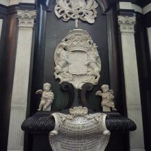 木と大理石のコントラストが素晴らしい