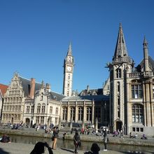 鐘楼が後ろに見える