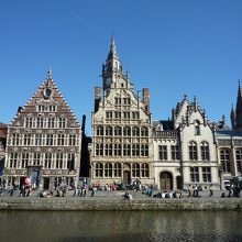 ビルとビルに挟まれた小さな狭い個人所有のビル