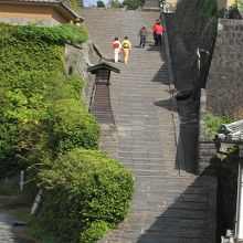 塩屋の坂から酢屋の坂を望む　着物を着た人達が
