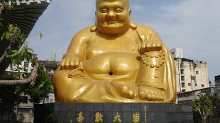 大きな黄金の大仏がほほえむ