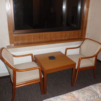 窓際に椅子とテーブルが有ります。