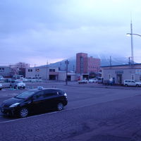 ＪＲ倶知安駅からは右奥に見えます。