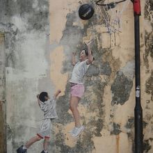 バスケットボールで遊ぶ子ども