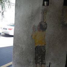 イスの上の少年